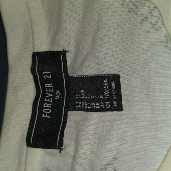 White "paranoid" shirt sleeve shirt with foreign lettering in black. - Picture 6 of 6